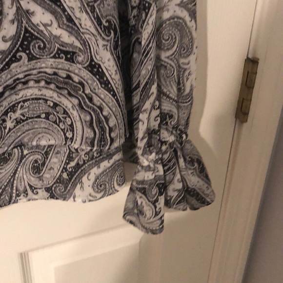White House Black Market EUC grey and black paisley blouse - Picture 3 of 6